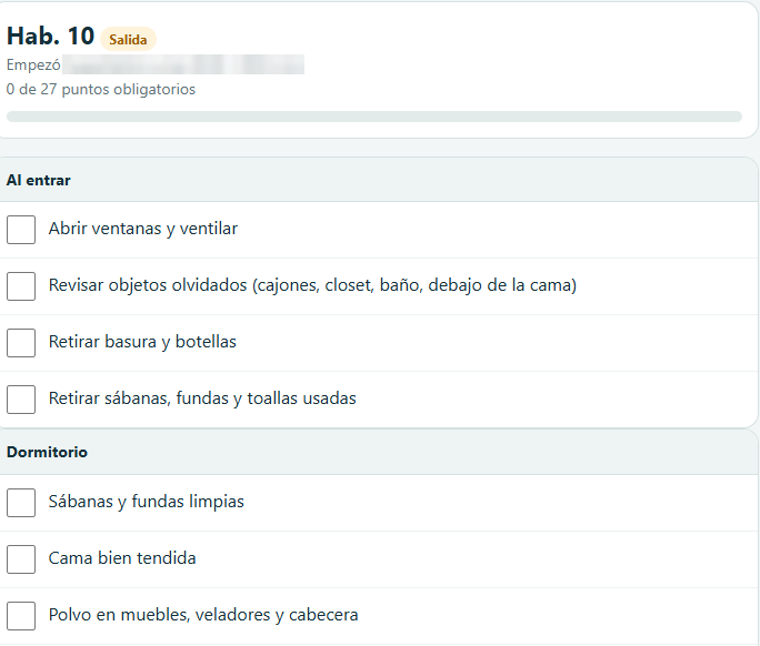 Checklist de limpieza de una habitación en el celular de la camarera, con los puntos por área